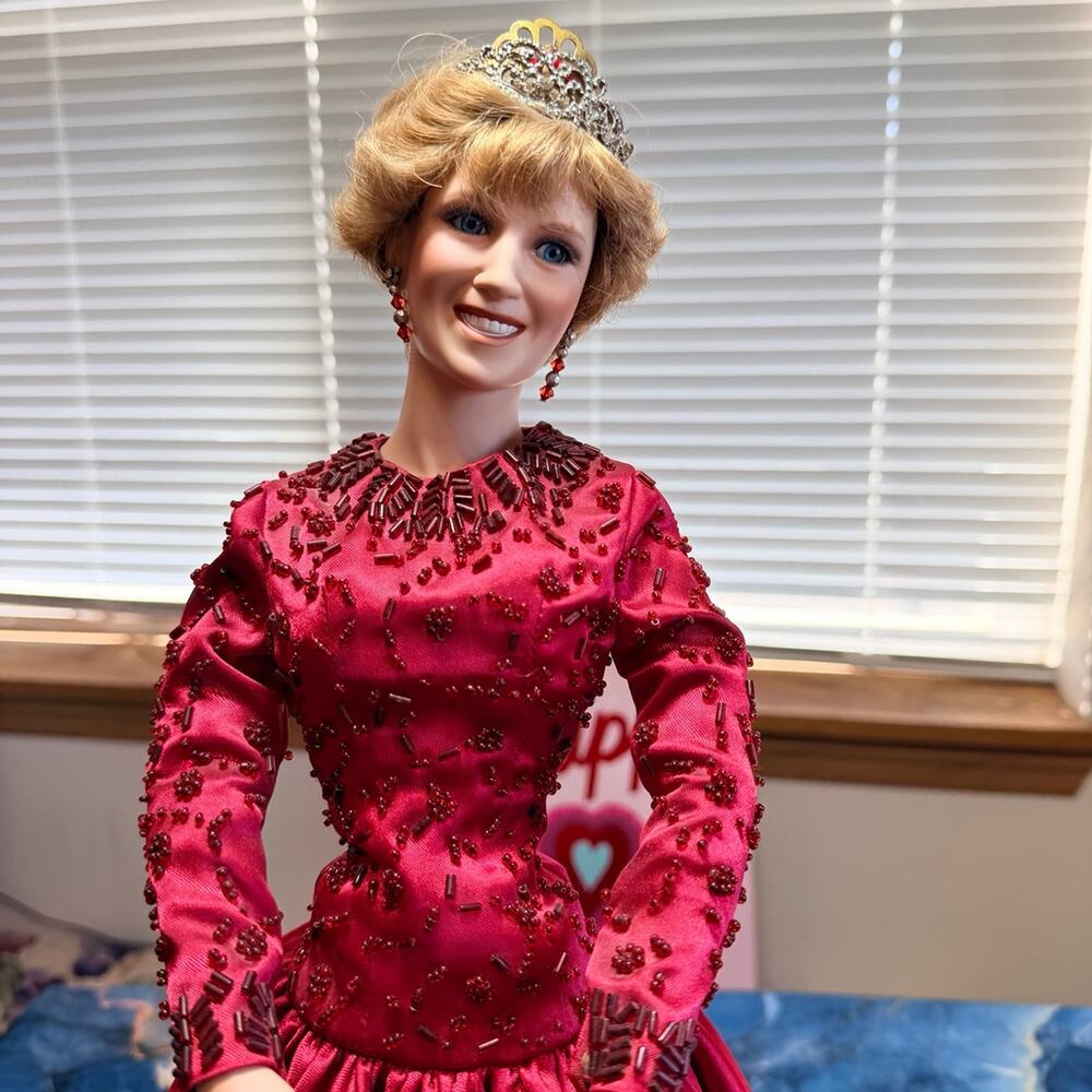 Mini World porcelian doll Princess Diana